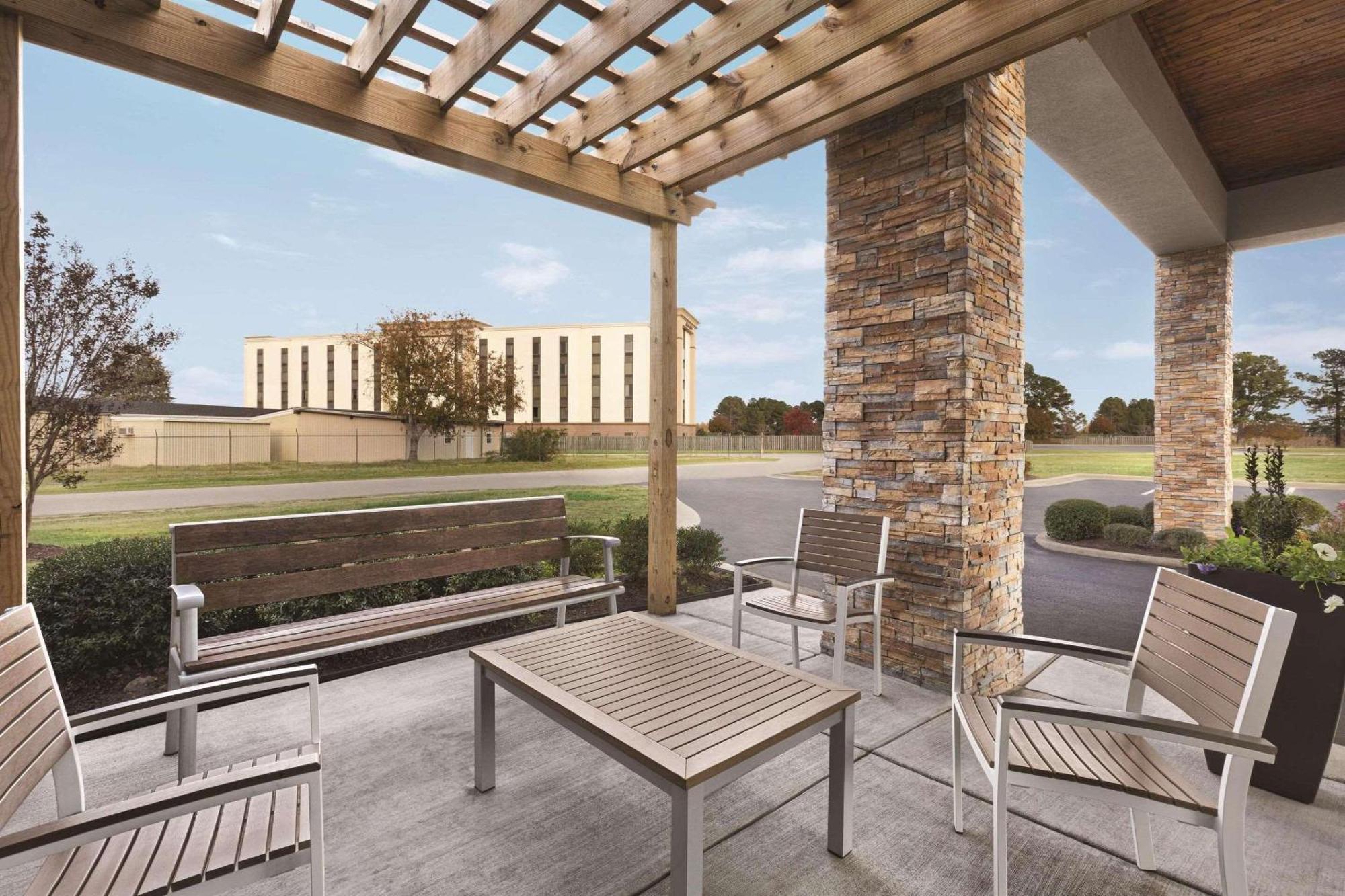 Hotel Country & By Radisson, Dunn, Nc