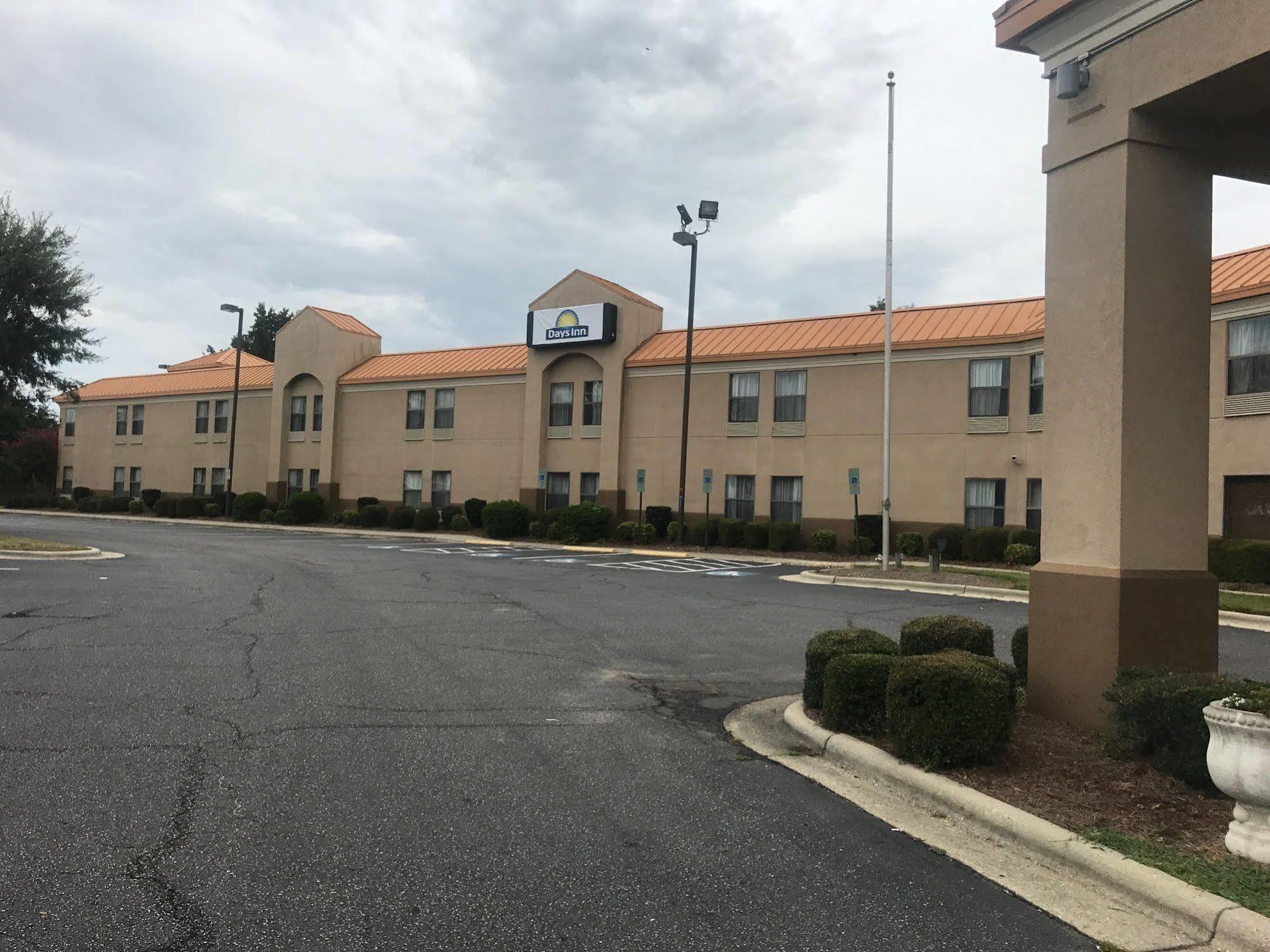 Hotel Country & By Radisson, Dunn, Nc